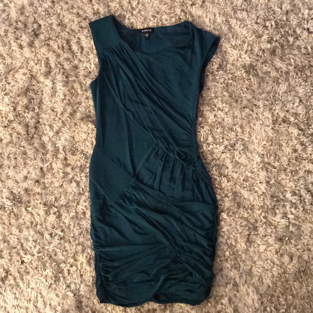 EUC Bebe short stretch emerald green dress